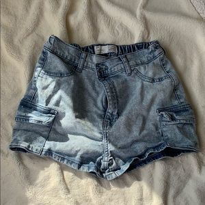 Light wash cargo jean shorts (small)